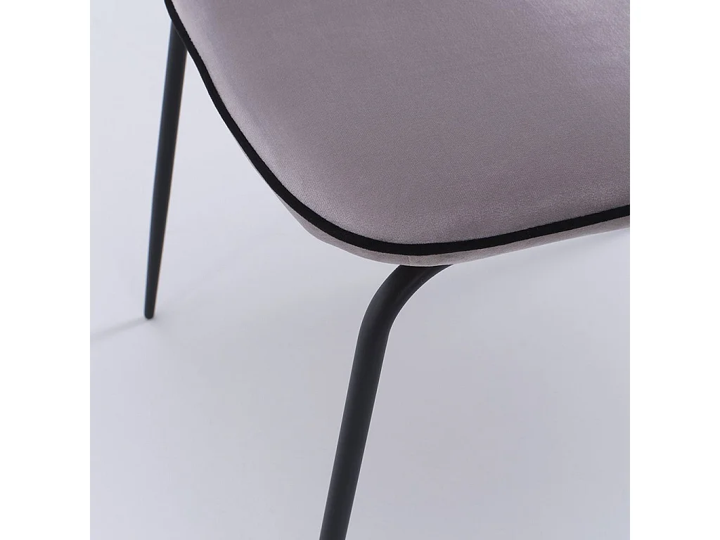 Chaise avec accoudoirs velours gris clair et pieds métal noir Taio - Lot de 4