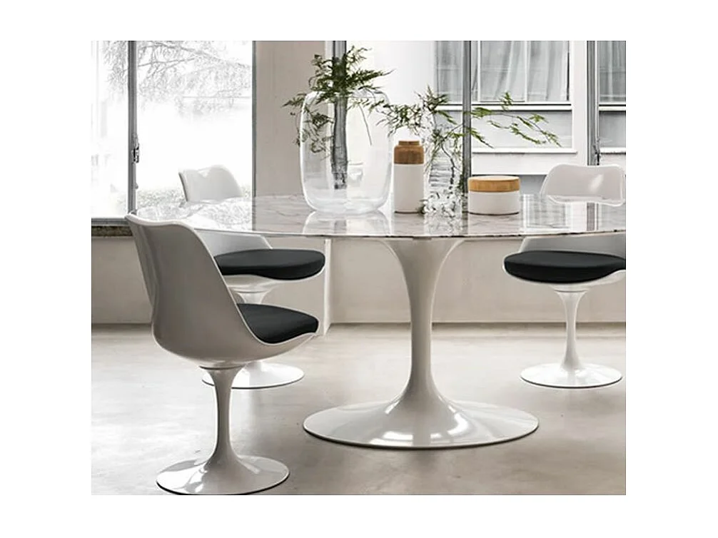 Chaise blanc brillant avec coussin tissu rouge pétale de tulipe