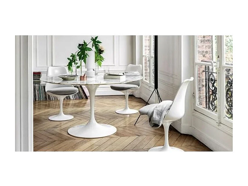 Chaise blanc brillant avec coussin tissu noir pétale de tulipe