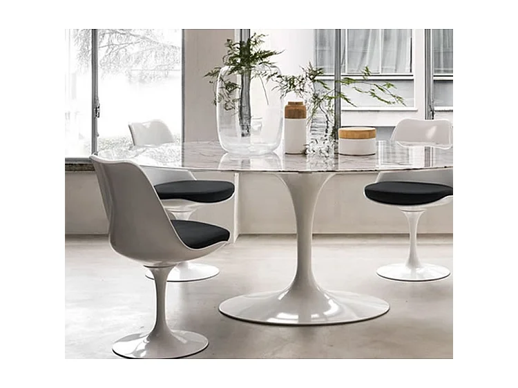 Chaise noir brillant avec coussin tissu bleu pétale de tulipe
