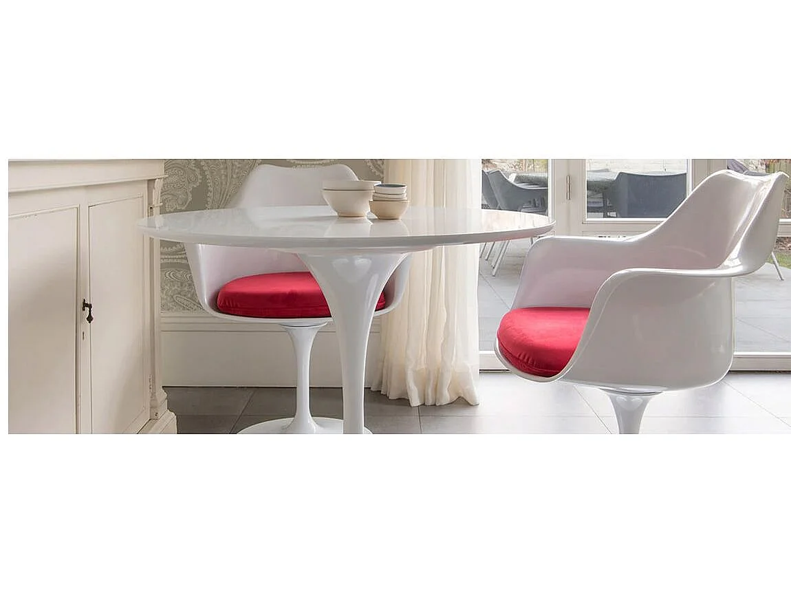 Fauteuil blanc brillant avec coussin tissu blanc pétale de tulipe