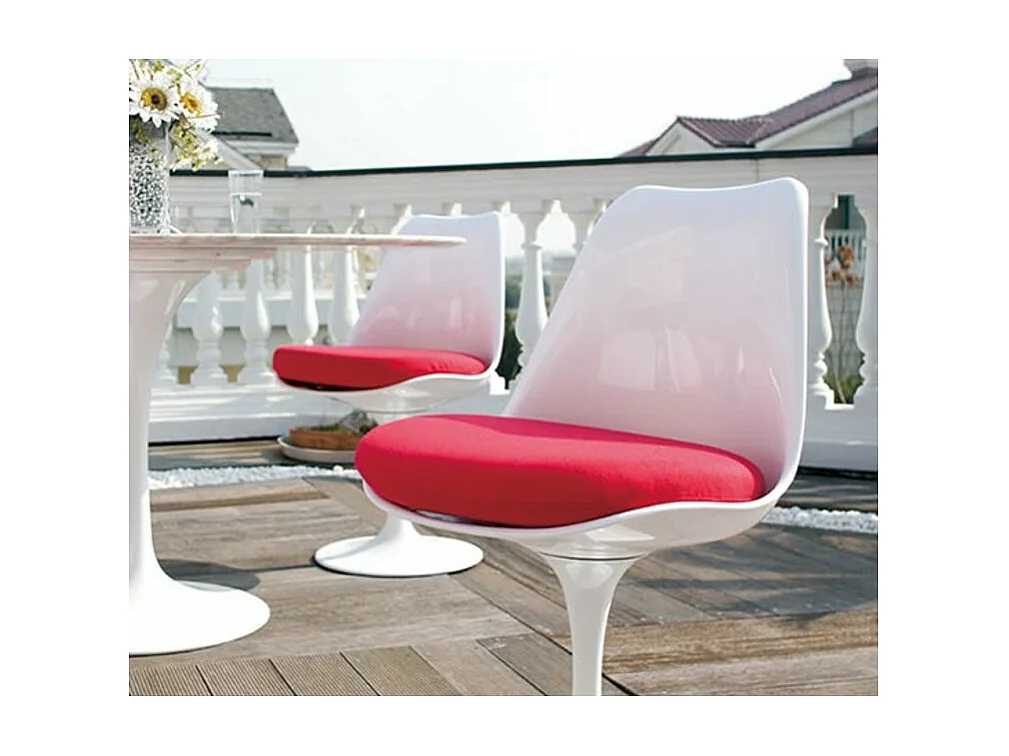 Chaise blanc brillant avec coussin tissu vert pétale de tulipe