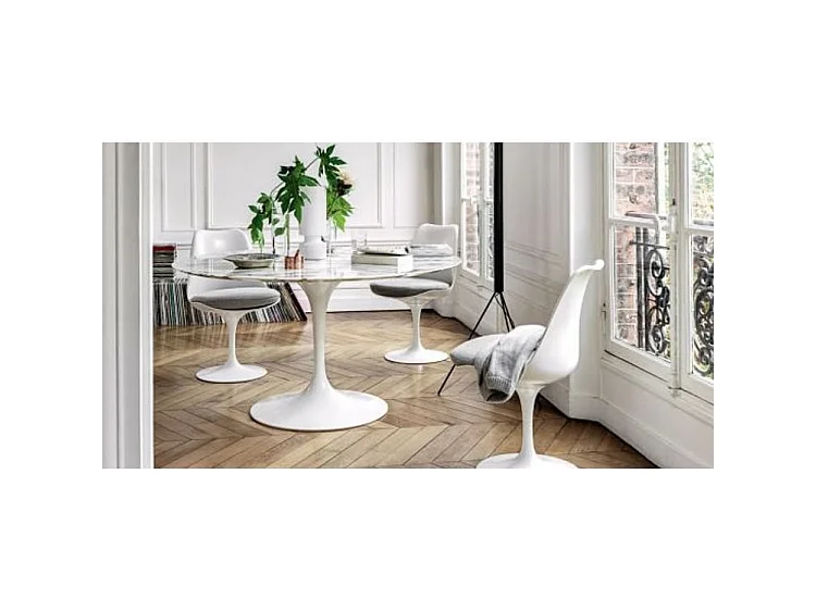 Chaise noir brillant avec coussin tissu gris pétale de tulipe