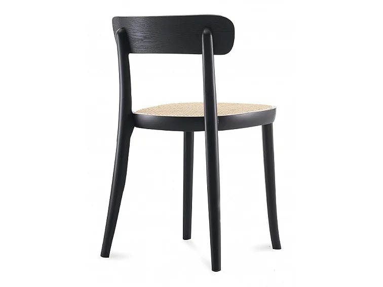 Silla de ratán negro y madera de fresno.