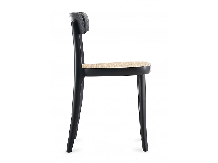 Silla de ratán negro y madera de fresno.