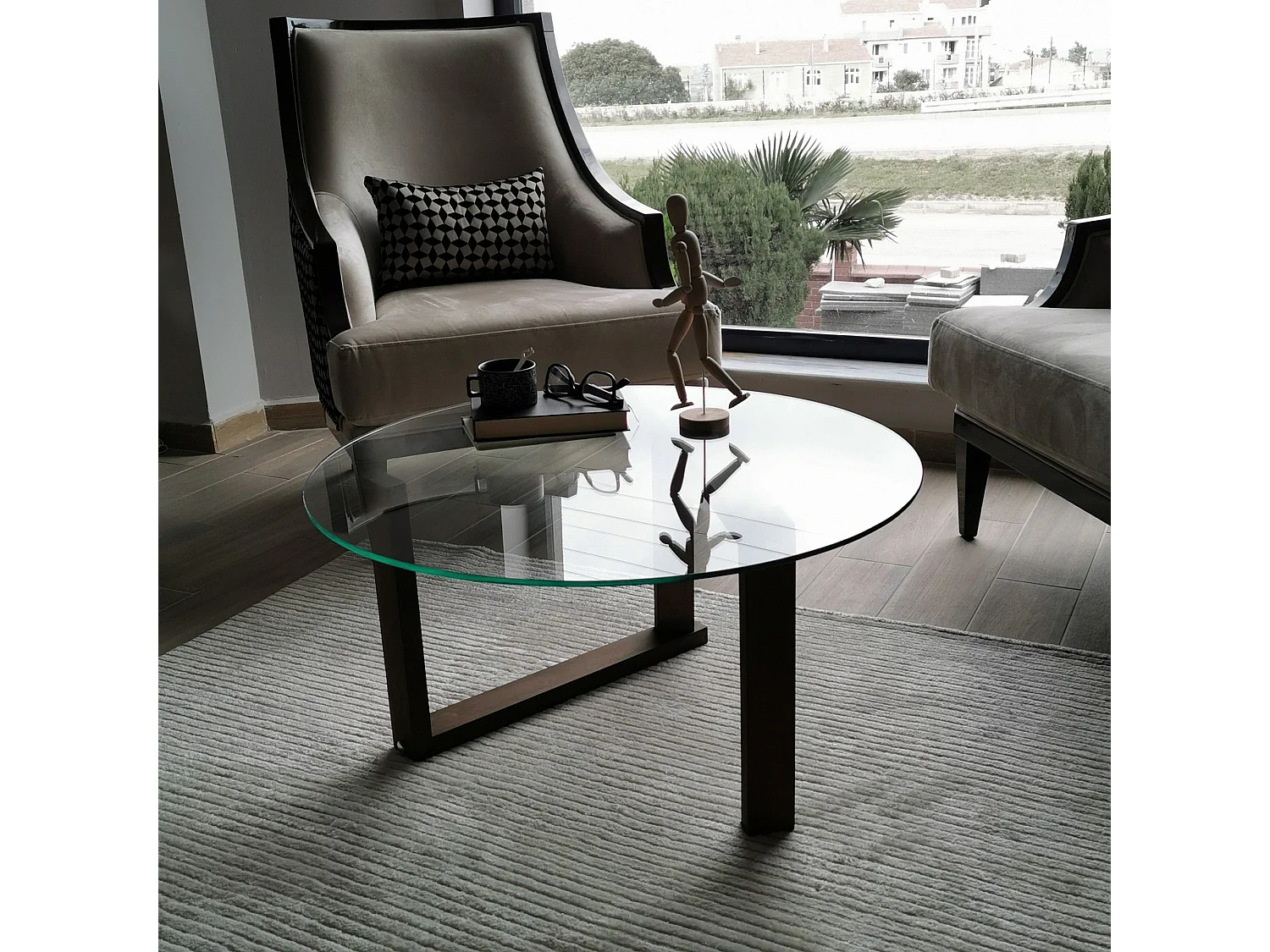 Table basse moderne Yuvalia D80cm Bois massif foncé et Verre Transparent