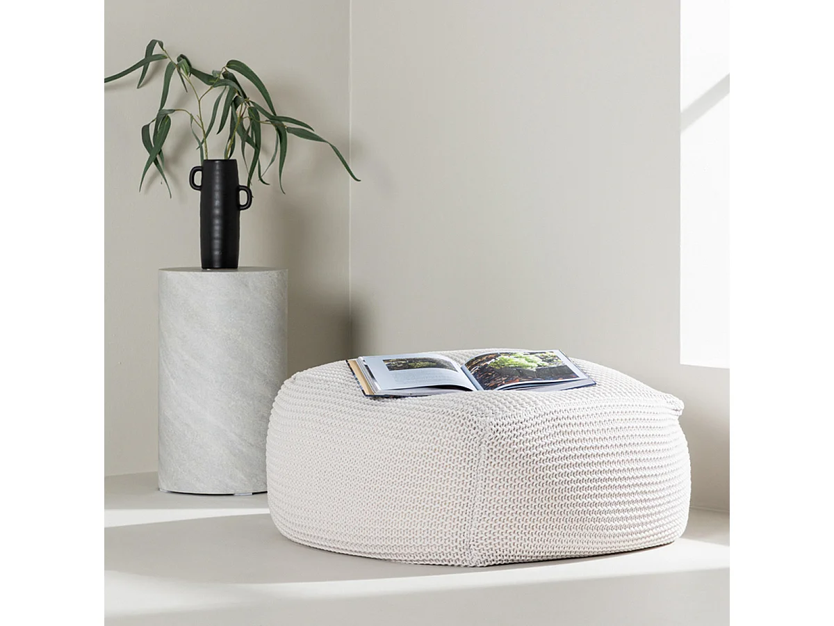 Luca poef crèmekleurig.