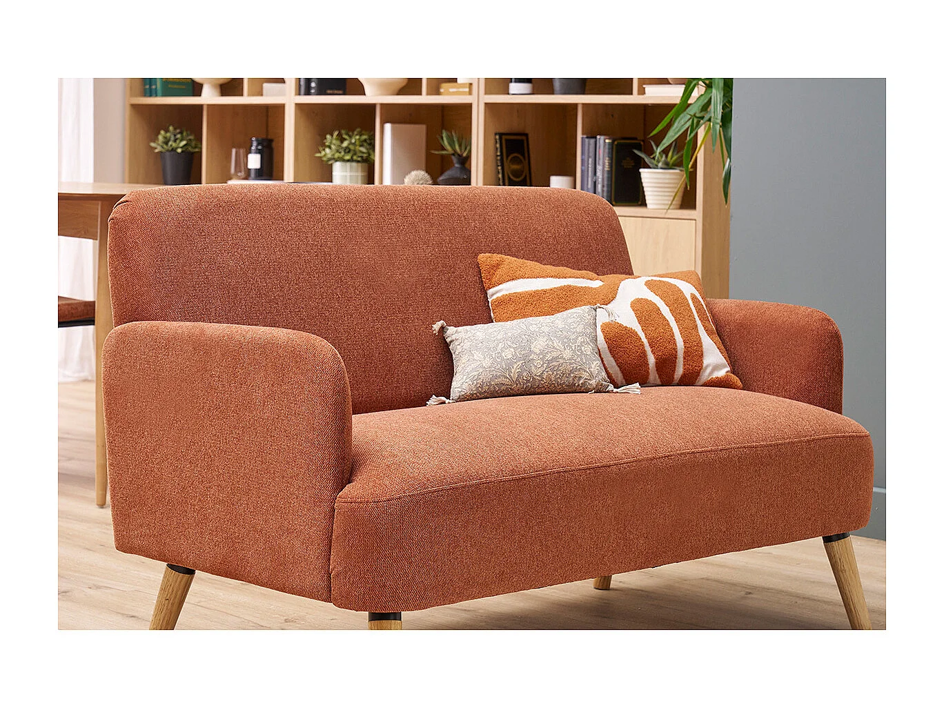 Divano scandinavo 2 posti in tessuto effetto velluto testurizzato color bruciato e legno chiaro ISKO