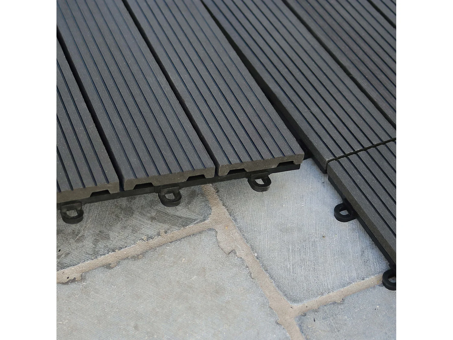 Lot de 32 dalles clipsables en bois composite gris