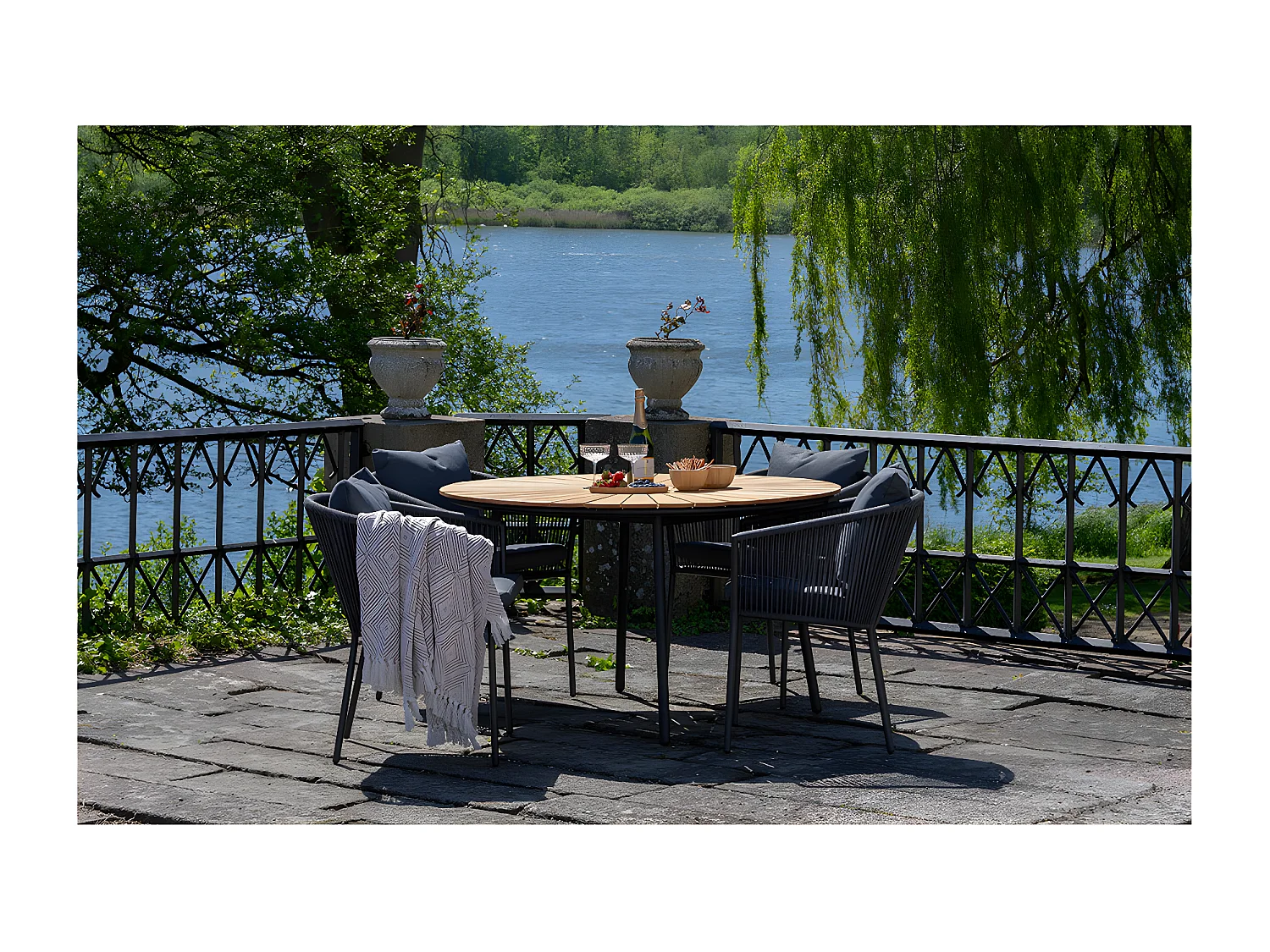 Cleveland Gartenset Esstisch Ø130cm natur, schwarz und 4 Salerno Stuhl grau, schwarz.