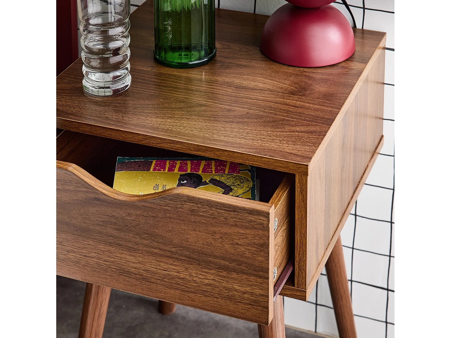 Mesita de noche de madera teñida de nogal, 1 cajón nogal