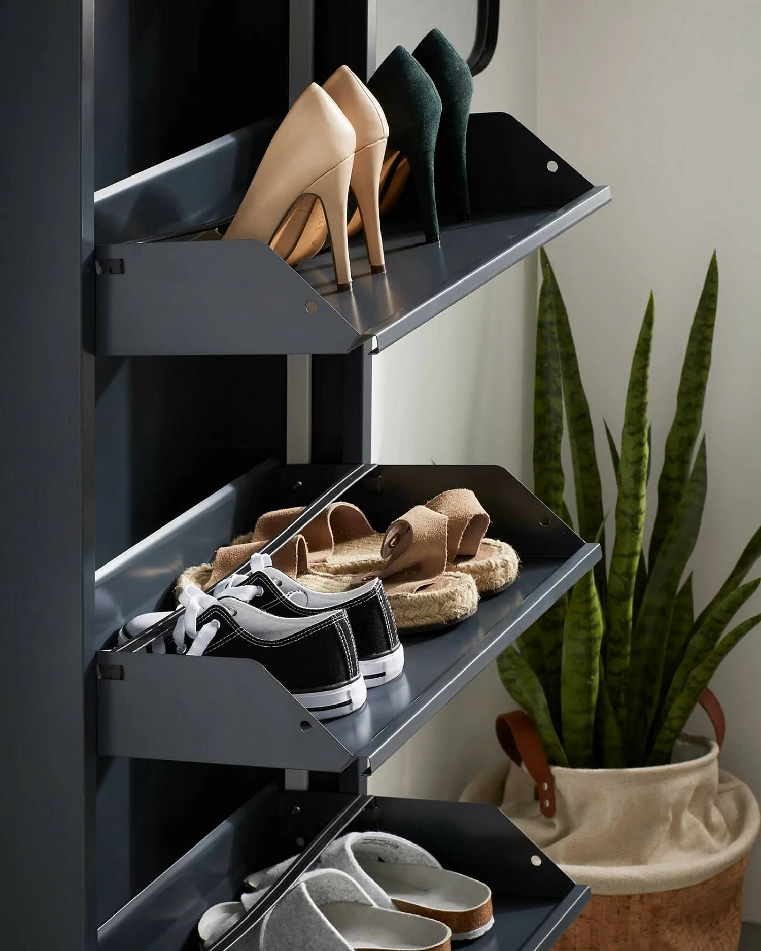 Meuble à chaussures Isidro, Meuble à chaussures en métal, Armoire d'entrée polyvalente, Rangement pour chaussures, 50x15h172 cm, Noir