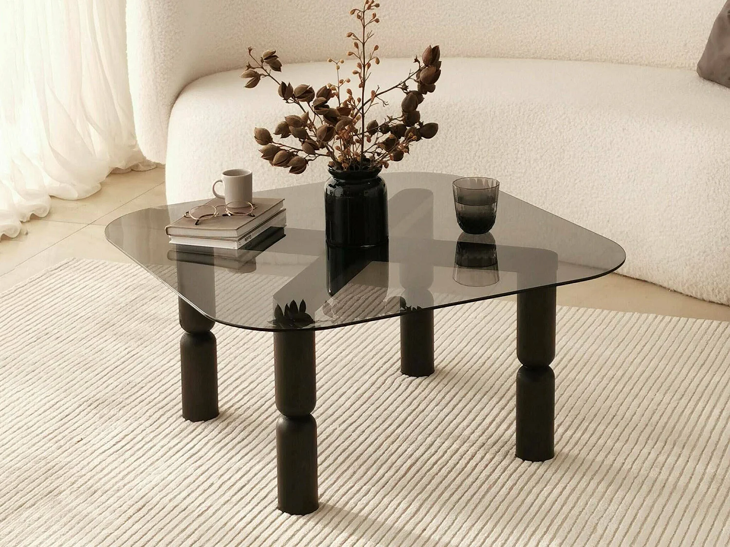 Mesa de centro Gran, efeito fumê, 80x80x40h cm preto antracite, forma retangular, estrutura em vidro