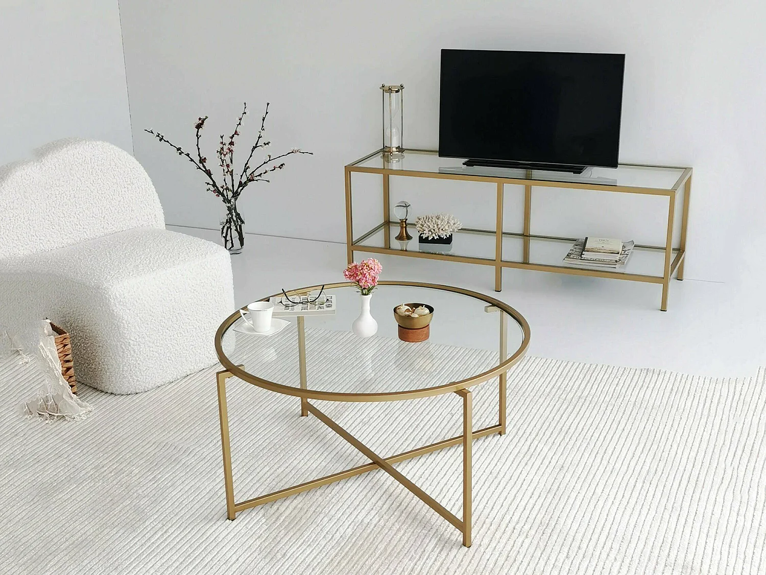 Table basse Ecaterina, forme ronde, 83x83x40h cm or, plateau transparent, structure en verre