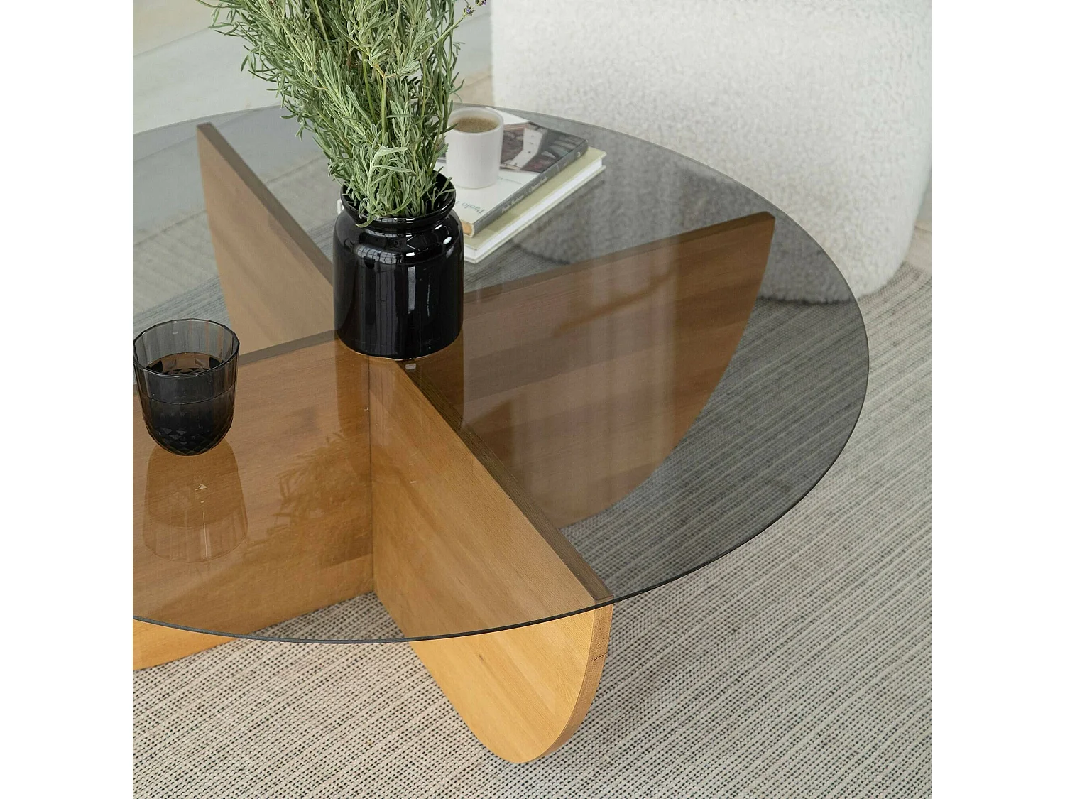 Table basse Jolanda, porte-revues, 90x90x30h cm chêne marron, forme ronde, structure en verre