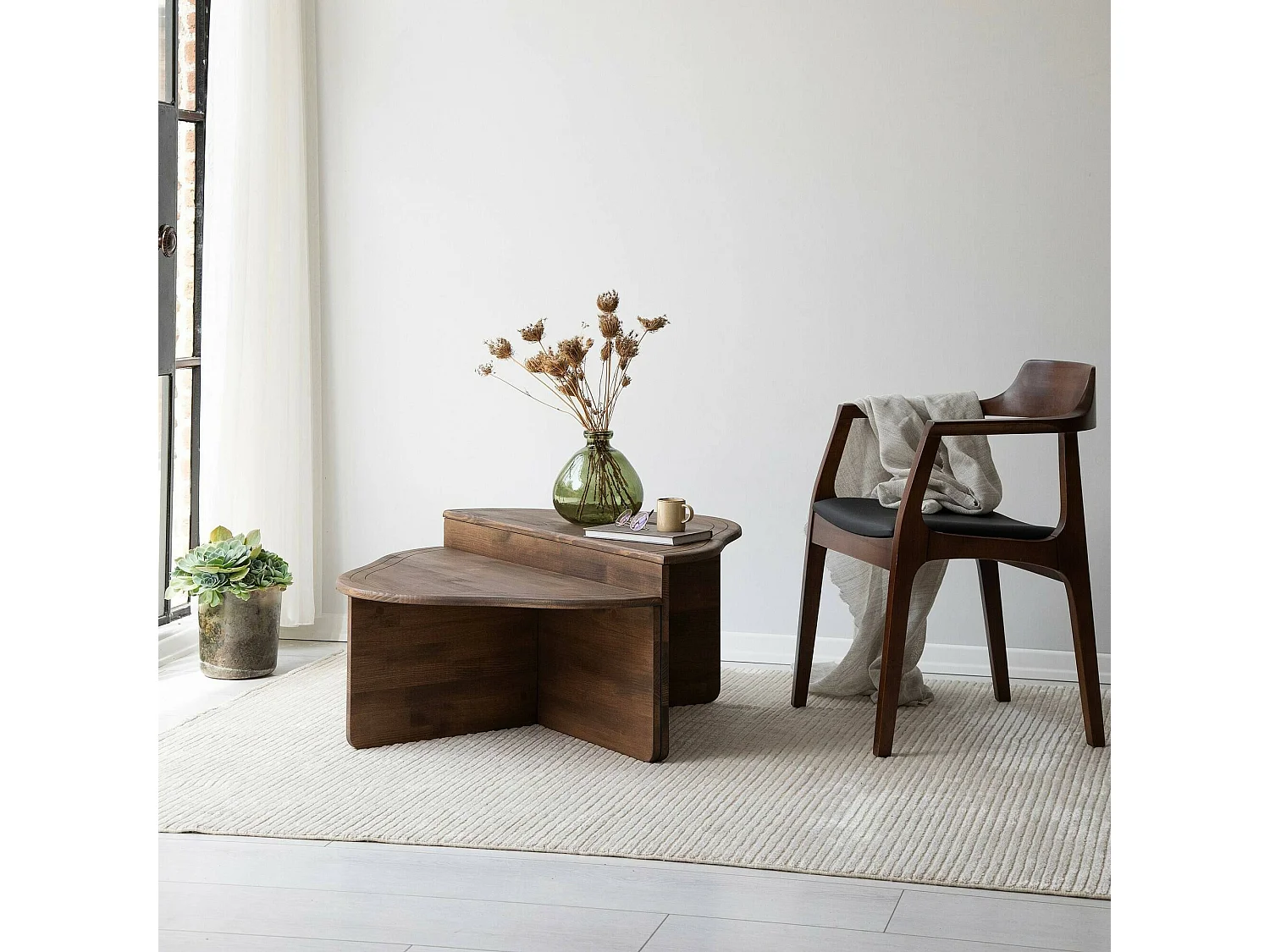 Table basse Juno, Table basse, Porte-revues pour canapé, Etagère de salon, 90x90h40 cm, Noyer