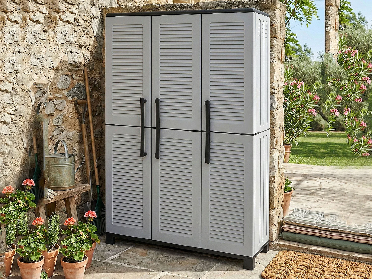 Armario de exterior Dbellanov, Mueble portaescobas, mueble de exterior de 3 puertas, 100% Made in Italy, 102x37h169 cm, Gris claro y negro, Acabado a rayas