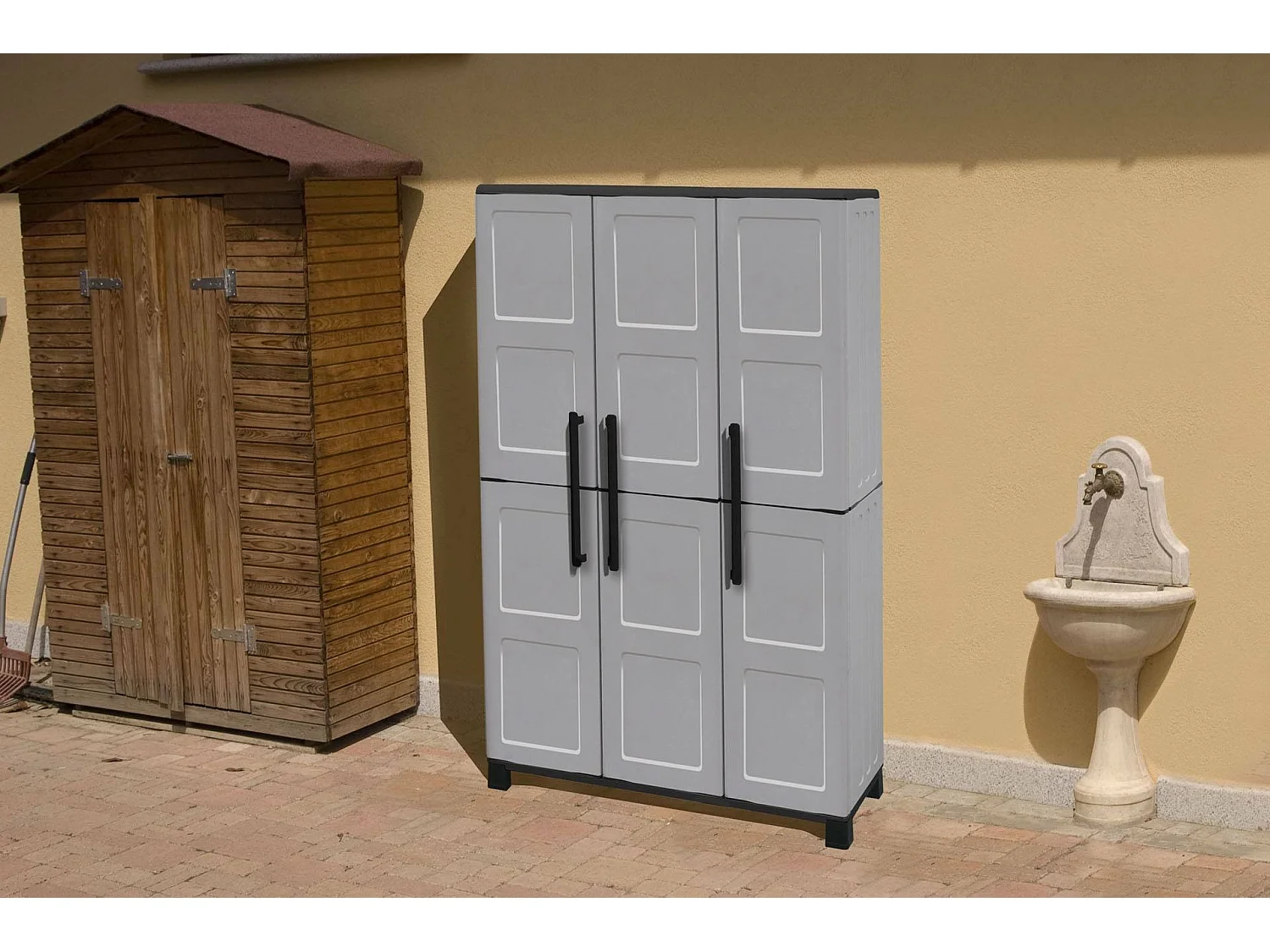 Armoire d'extérieur Nandrin, Armoire à balais, Armoire d'extérieur 3 portes, 100% Made in Italy, 102x37h169 cm, Gris clair et noir, Finition damier