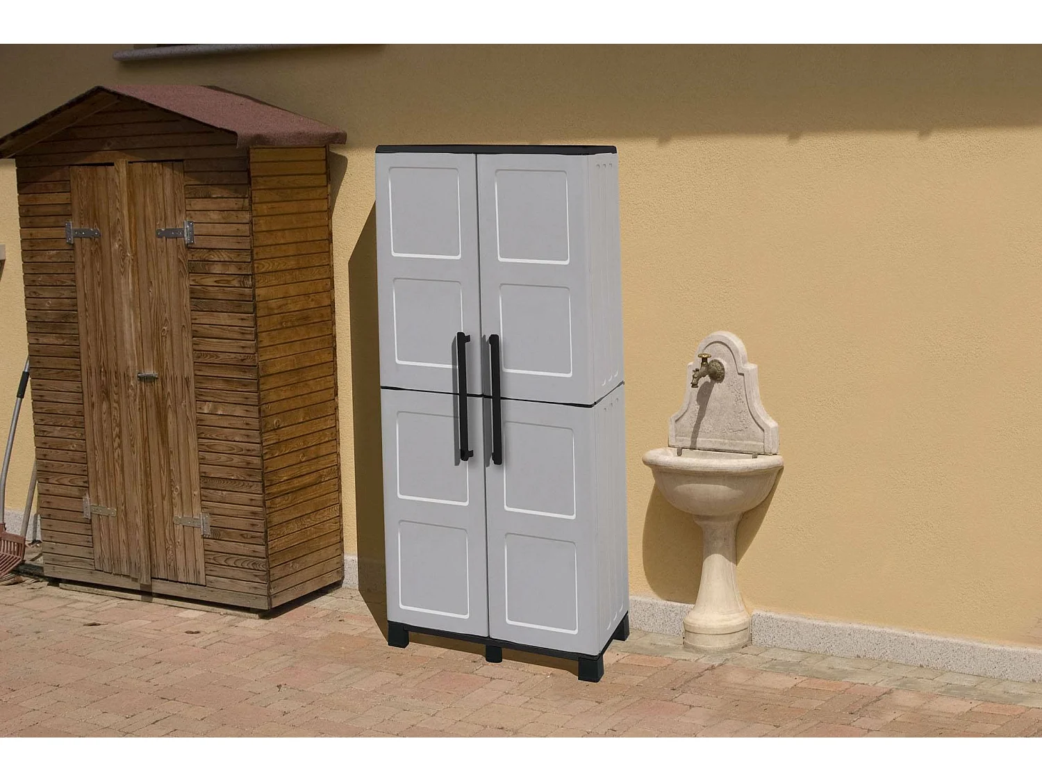 Armário de exterior Dbettell, Armário de vassouras, Armário de exterior de 2 portas, 100% Made in Italy, 68x37h169 cm, Cinza claro e preto, Acabamento de pintura