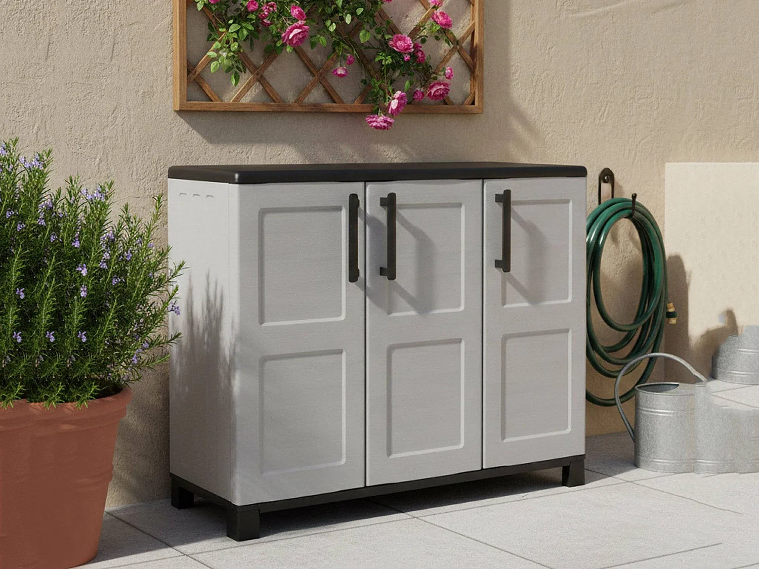 Armoire d'extérieur Pelt, Armoire de balcon polyvalente, Armoire d'extérieur 3 portes, 100% Made in Italy, 102x37h90 cm, Gris clair et noir, Finition à carreaux