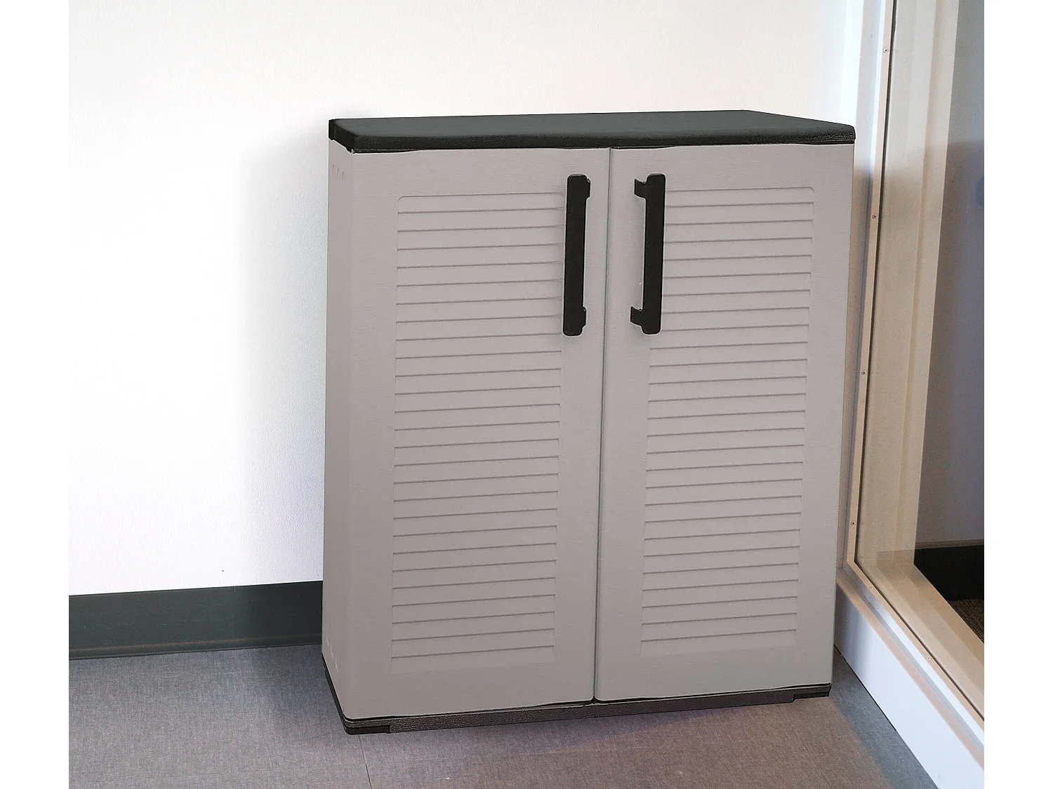 Armoire d'extérieur Bilzen, Mobilier d'extérieur, Armoire de balcon polyvalente, 100% Made in Italy, Gris et Noir, Finition rayée, 68x37h84 cm