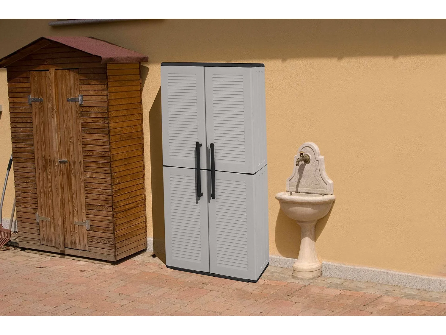 Dargentes buitenkast, Multifunctionele bezemkast, 2-deurs buitenkast, 100% Made in Italy, Gestreepte afwerking, 68x37h163 cm, Grijs en Zwart