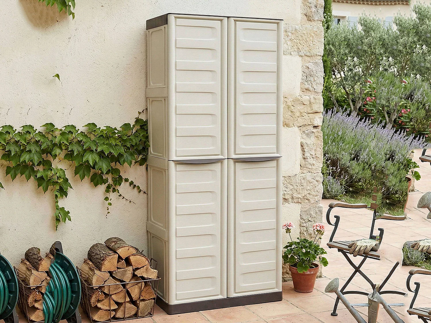 Armario exterior Dbattistin, Mueble balcón multiusos, Mueble exterior 2 puertas, 100% Made in Italy, Beige y Marrón, Acabado rayas, 70x39h165 cm