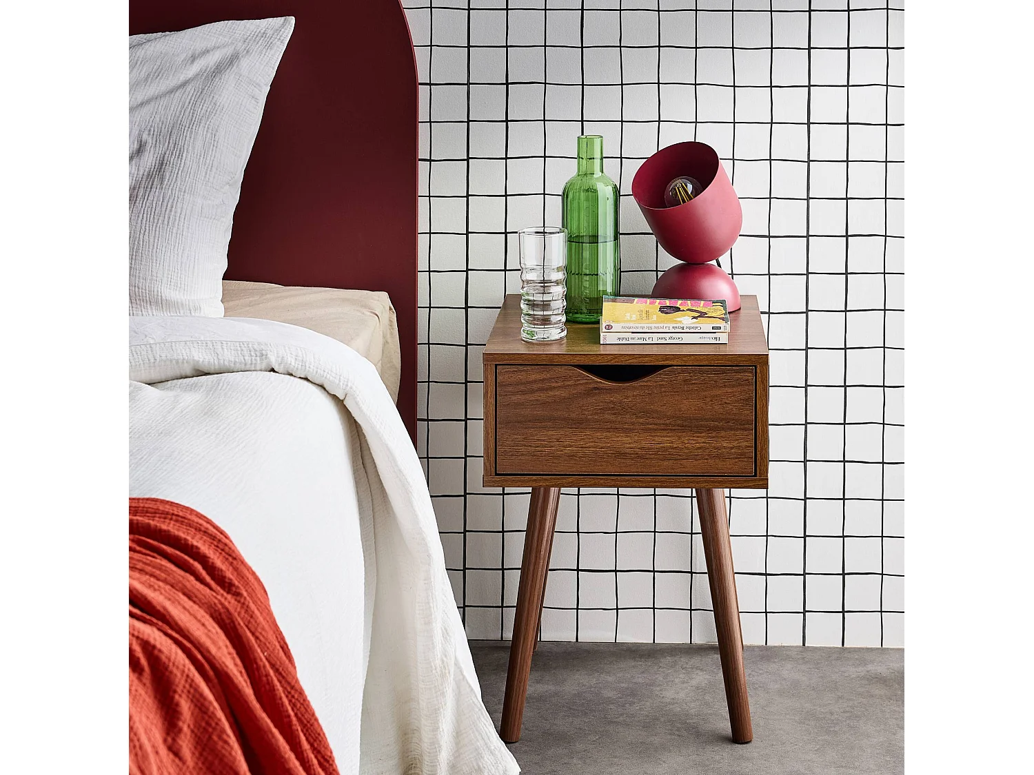 Lot de 2 tables de chevet décor bois teinté noyer. 1 tiroir