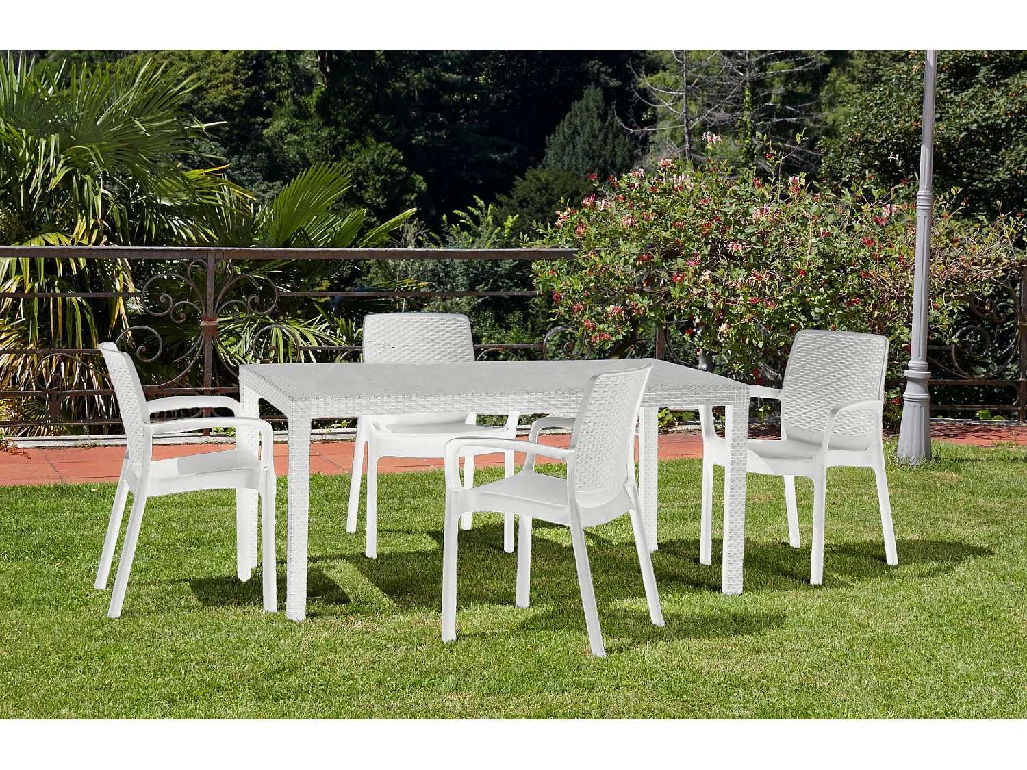 Set di 4 sedie da esterno Viterbo, Sedute da giardino, Sedia per tavolo da pranzo, Poltrona outdoor effetto rattan, 100 % Made in Italy, 54x60h82 cm, Bianco