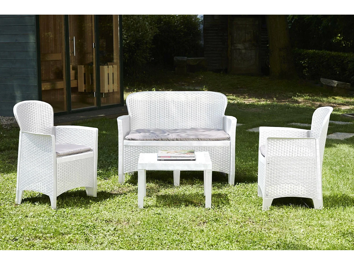 Set alon d'extérieur Otuni, Salon de jardin compoé de 2 fauteuil, 1 canapé et 1 table bae, Coin alon effet rotin avec couin, 100% Made in Italy, Blanc