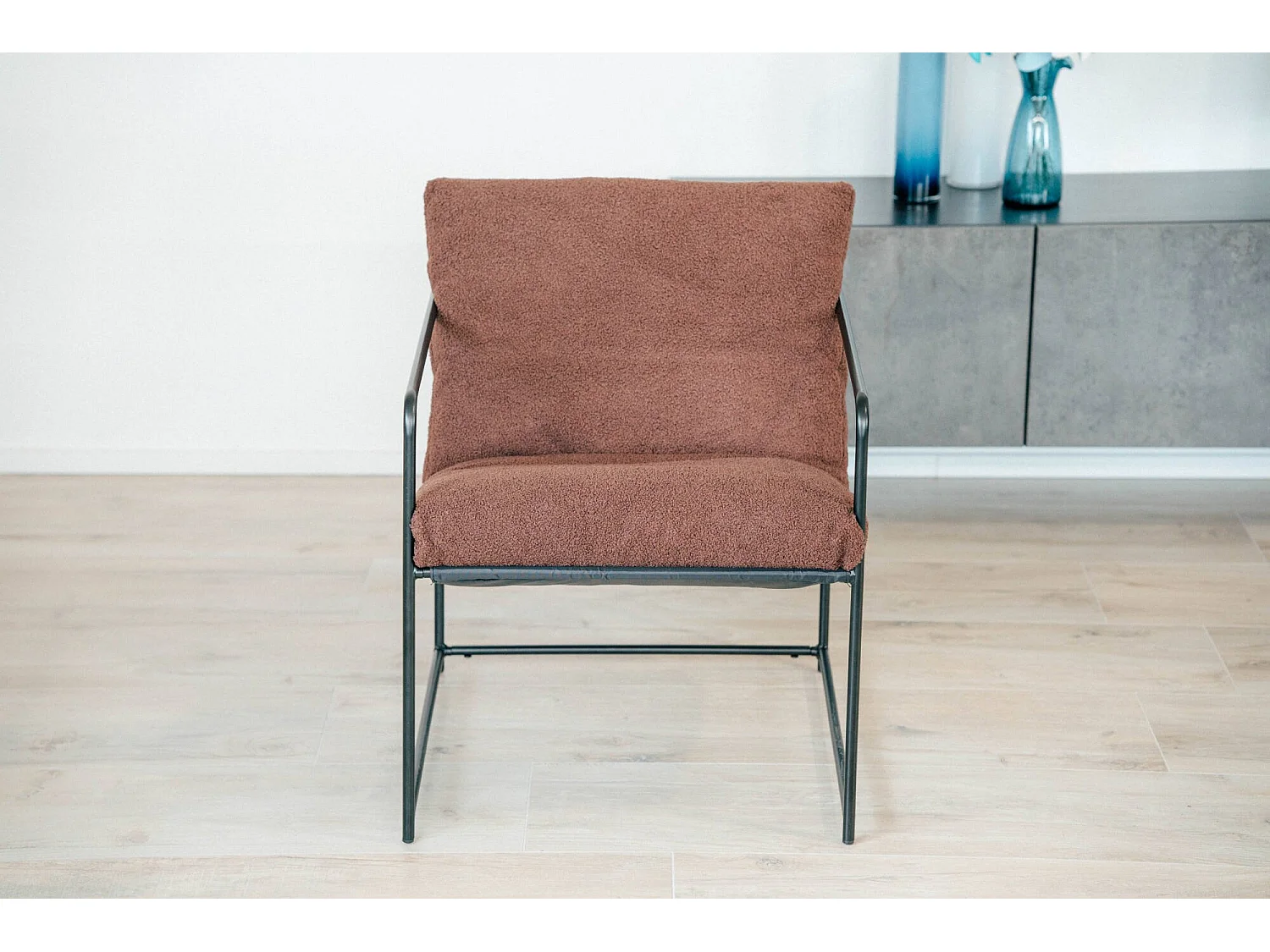 Fauteuil en peuplier, Fauteuil recouvert de tissu bouclé, Chaise rembourrée, Assise avec accoudoirs en métal, 61x67h75 cm, Marron