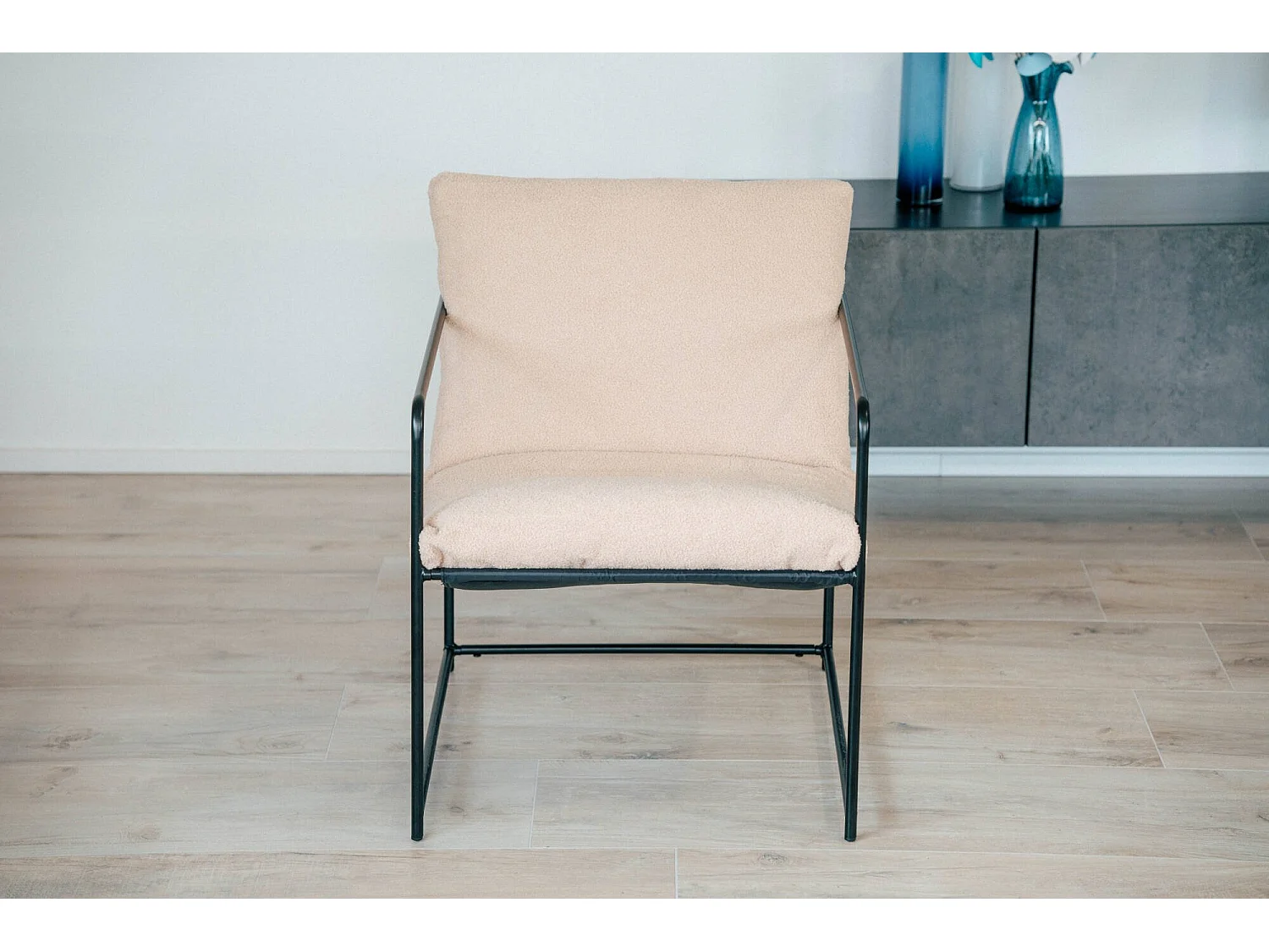 Fauteuil en peuplier, Fauteuil recouvert de tissu bouclé, Chaise rembourrée, Assise avec accoudoirs en métal, 61x67h75 cm, Beige