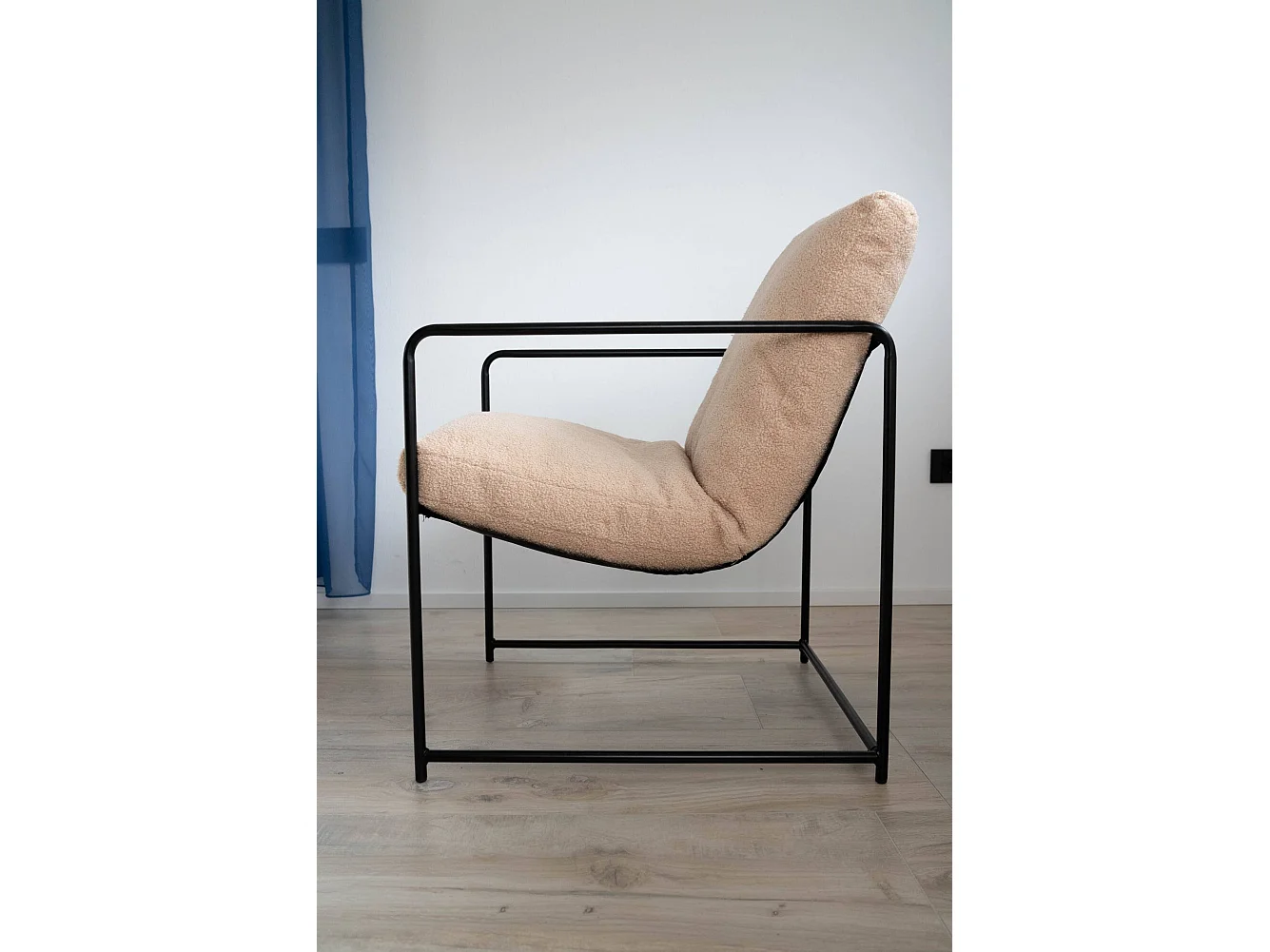 Fauteuil en peuplier, Fauteuil recouvert de tissu bouclé, Chaise rembourrée, Assise avec accoudoirs en métal, 61x67h75 cm, Beige
