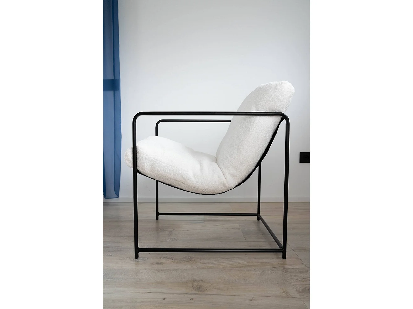 Sessel Dabdelat, Sessel mit Bouclé-Stoff bezogen, gepolsterter Stuhl, Sitz mit Metallarmlehnen, 61x67h75 cm, WeiÃŸ