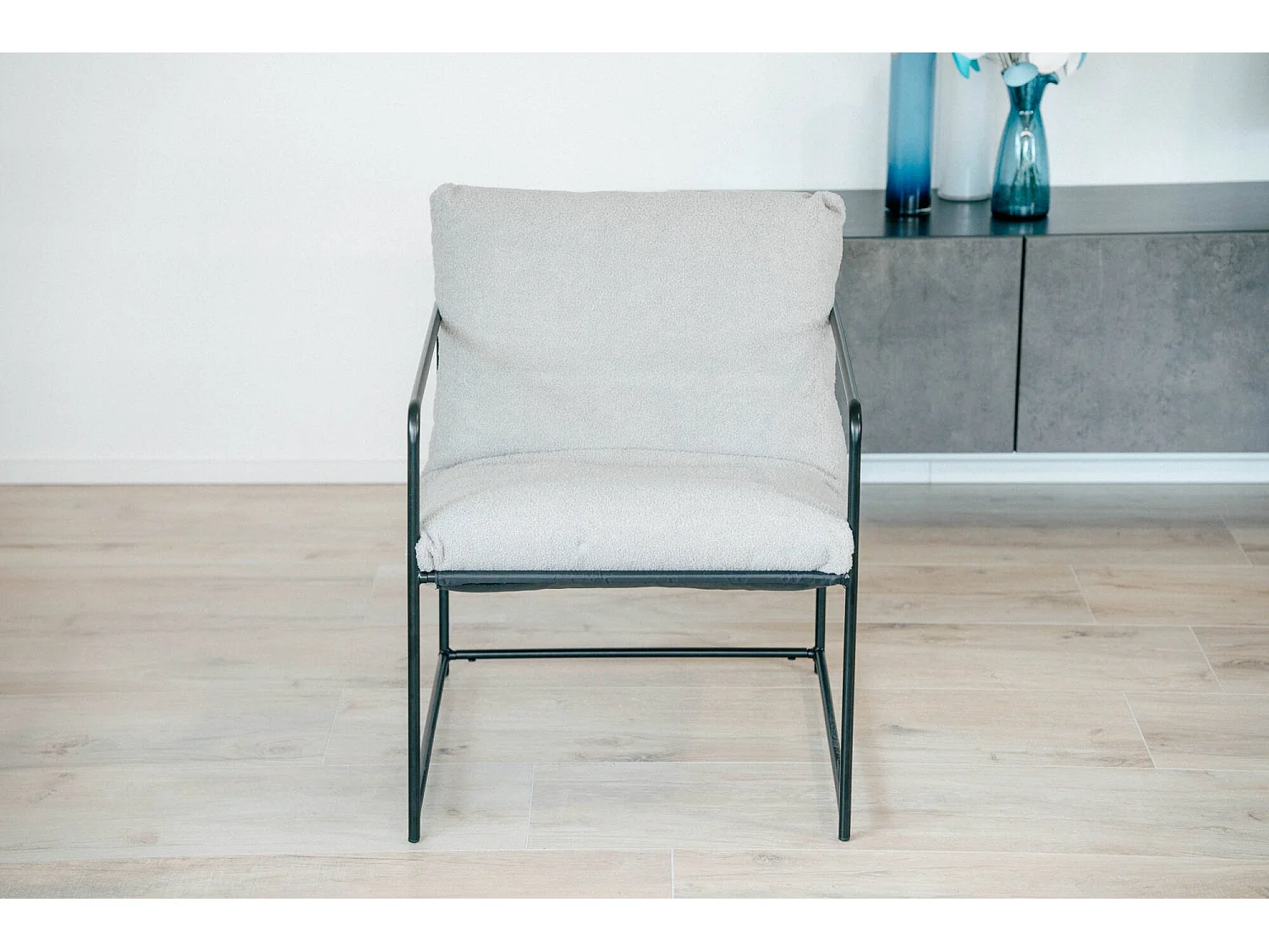 Fauteuil en peuplier, Fauteuil recouvert de tissu bouclé, Chaise rembourrée, Assise avec accoudoirs en métal, 61x67h75 cm, Gris