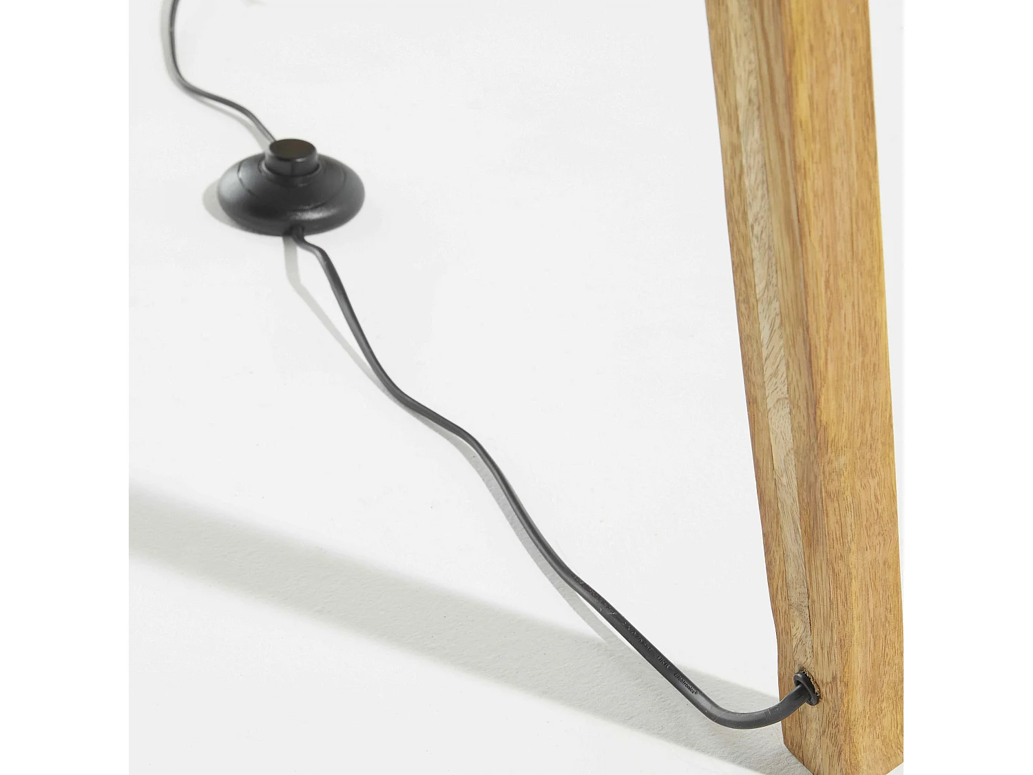 Lampadaire en manguier massif et rotin