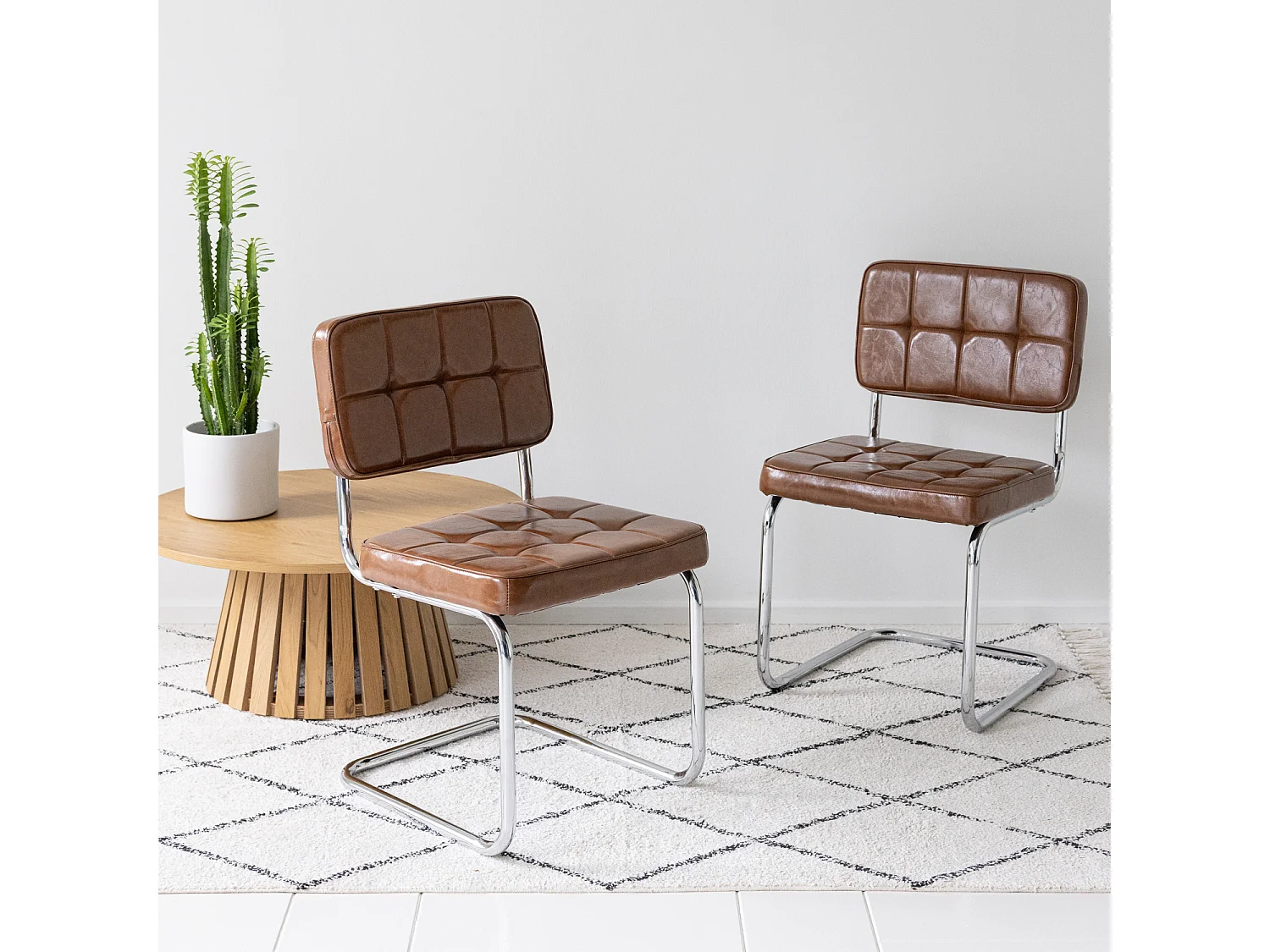Lot de 2 chaises cantilever en simili marron MARIA - HAPPY GARDEN