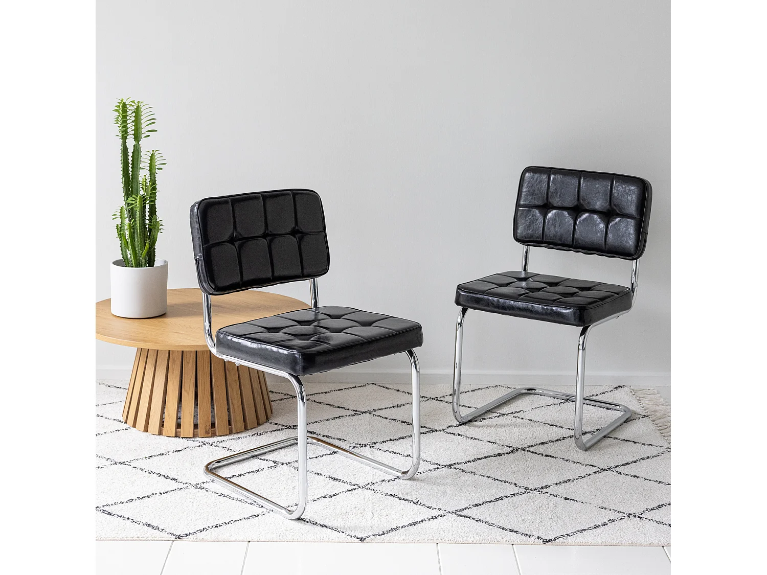 Lot de 2 chaises cantilever en simili noir MARIA - HAPPY GARDEN