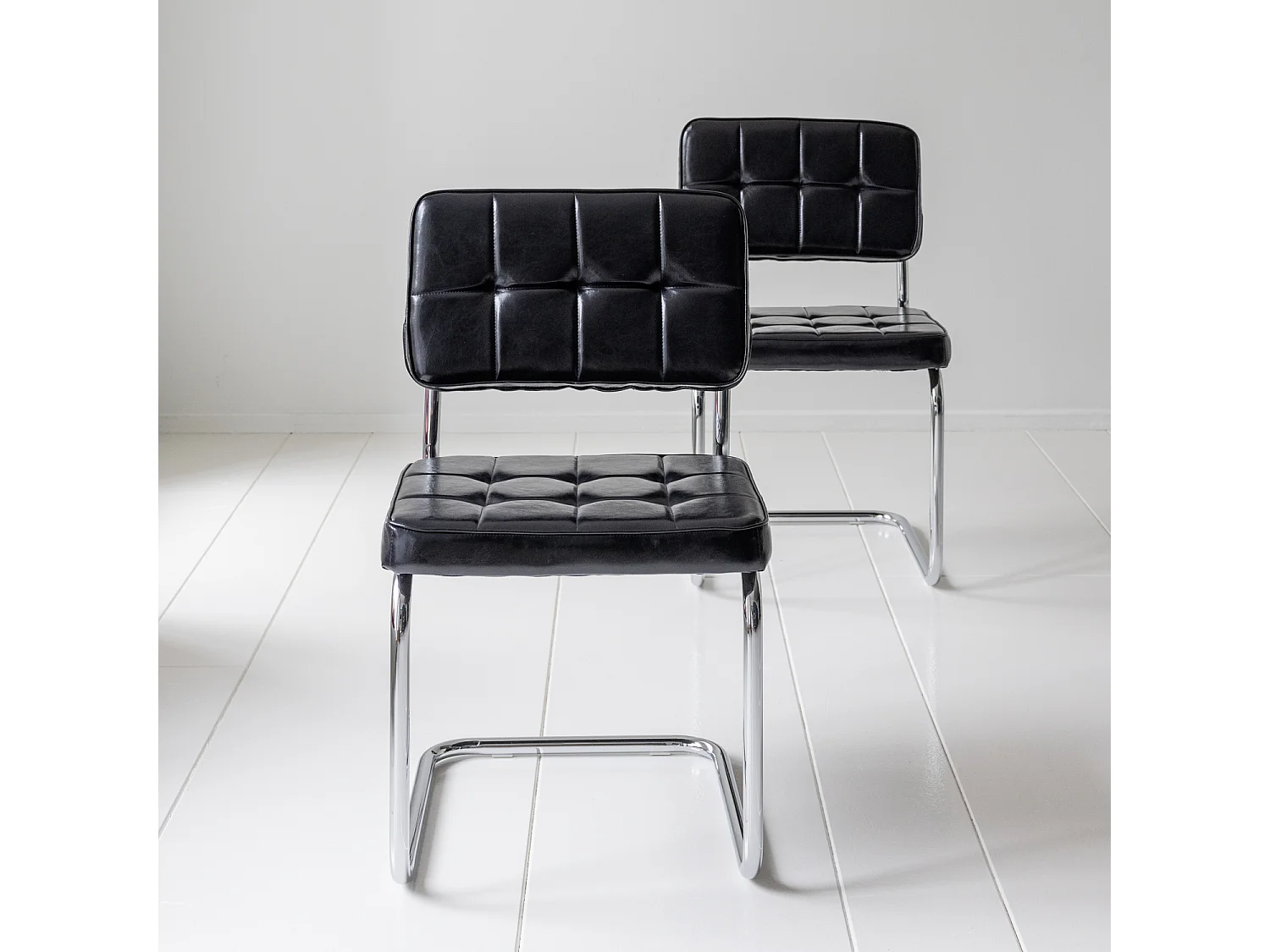 Lot de 2 chaises cantilever en simili noir MARIA - HAPPY GARDEN