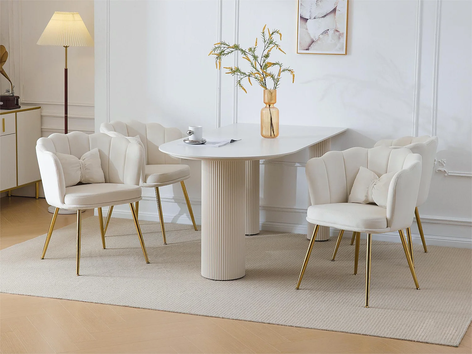 Set aus 4 Samtstühlen – mit blütenblattförmiger Rückenlehne – goldene Metallbeine – Beige