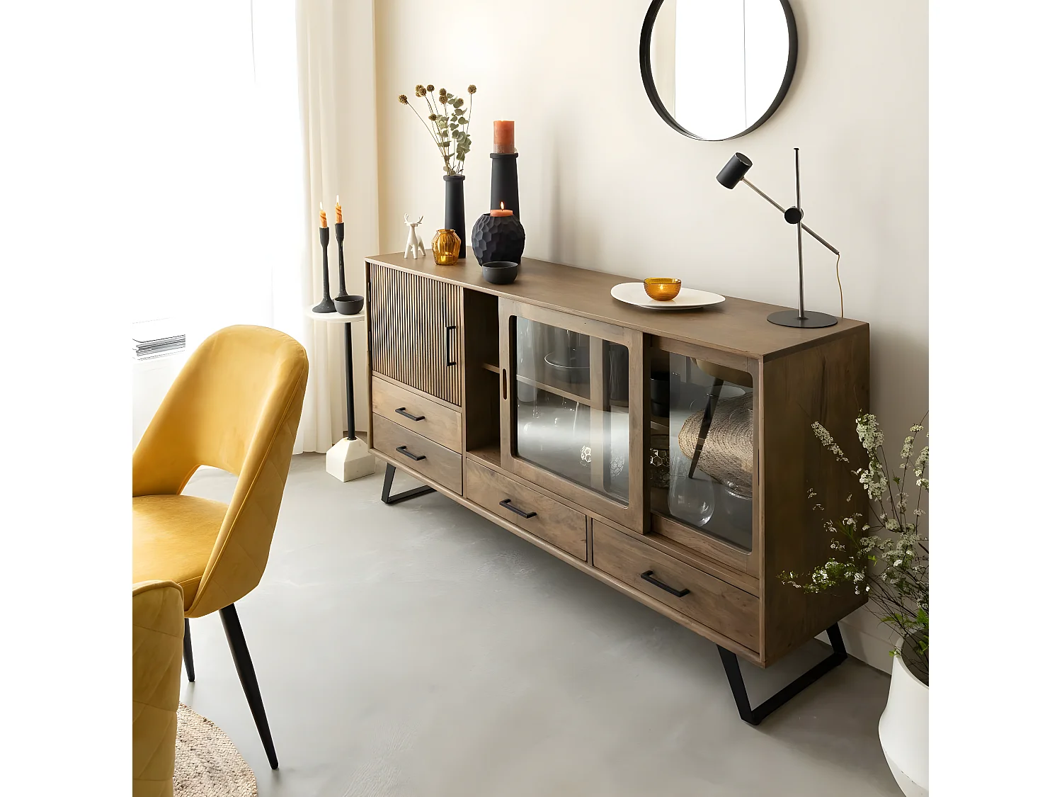 Buffet de madera de mango Joy con puertas de vidrio - Made in Meubles