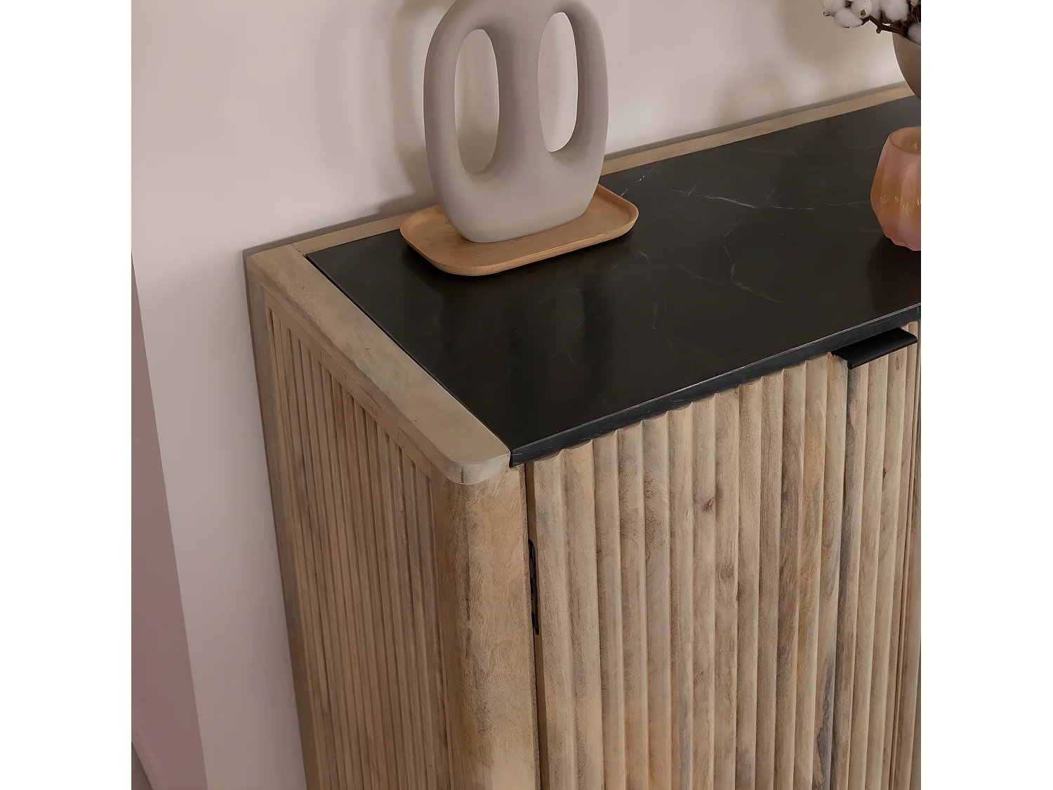 Buffet de madera de mango y mármol negro Riley - Estilo escandinavo y elegancia contemporánea
