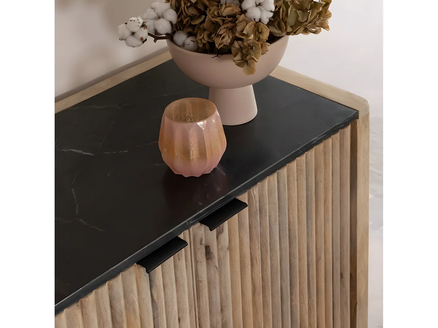 Buffet de madera de mango y mármol negro Riley - Estilo escandinavo y elegancia contemporánea