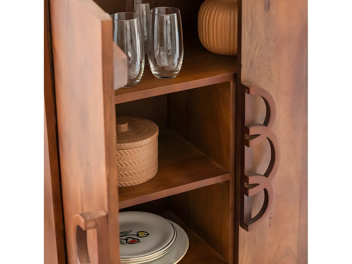 Buffet de madera de acacia Quilla con asas en forma de anillos