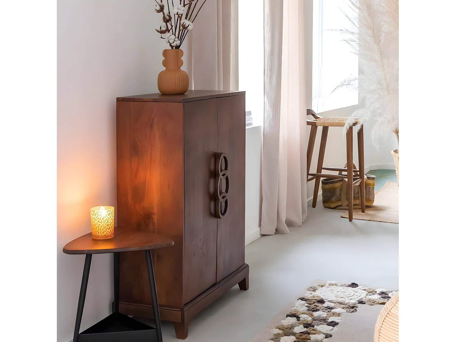 Buffet de madera de acacia Quilla con asas en forma de anillos