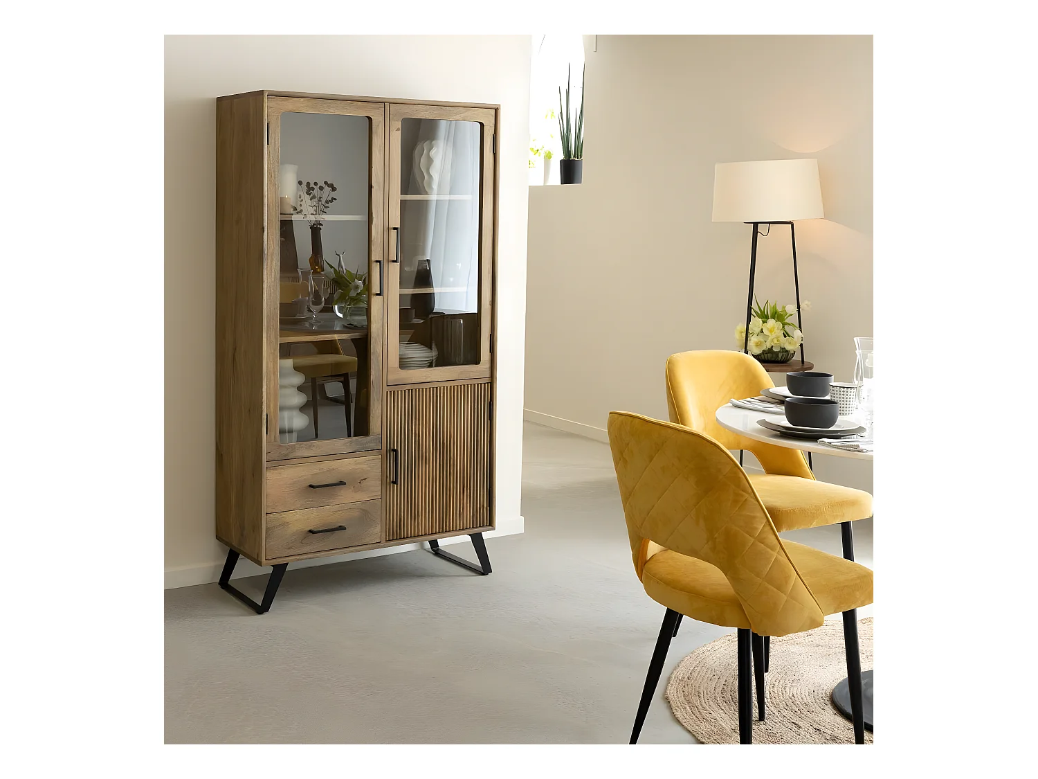 Vitrina alta de madera de mango Joy con asas finas y patas de metal negro