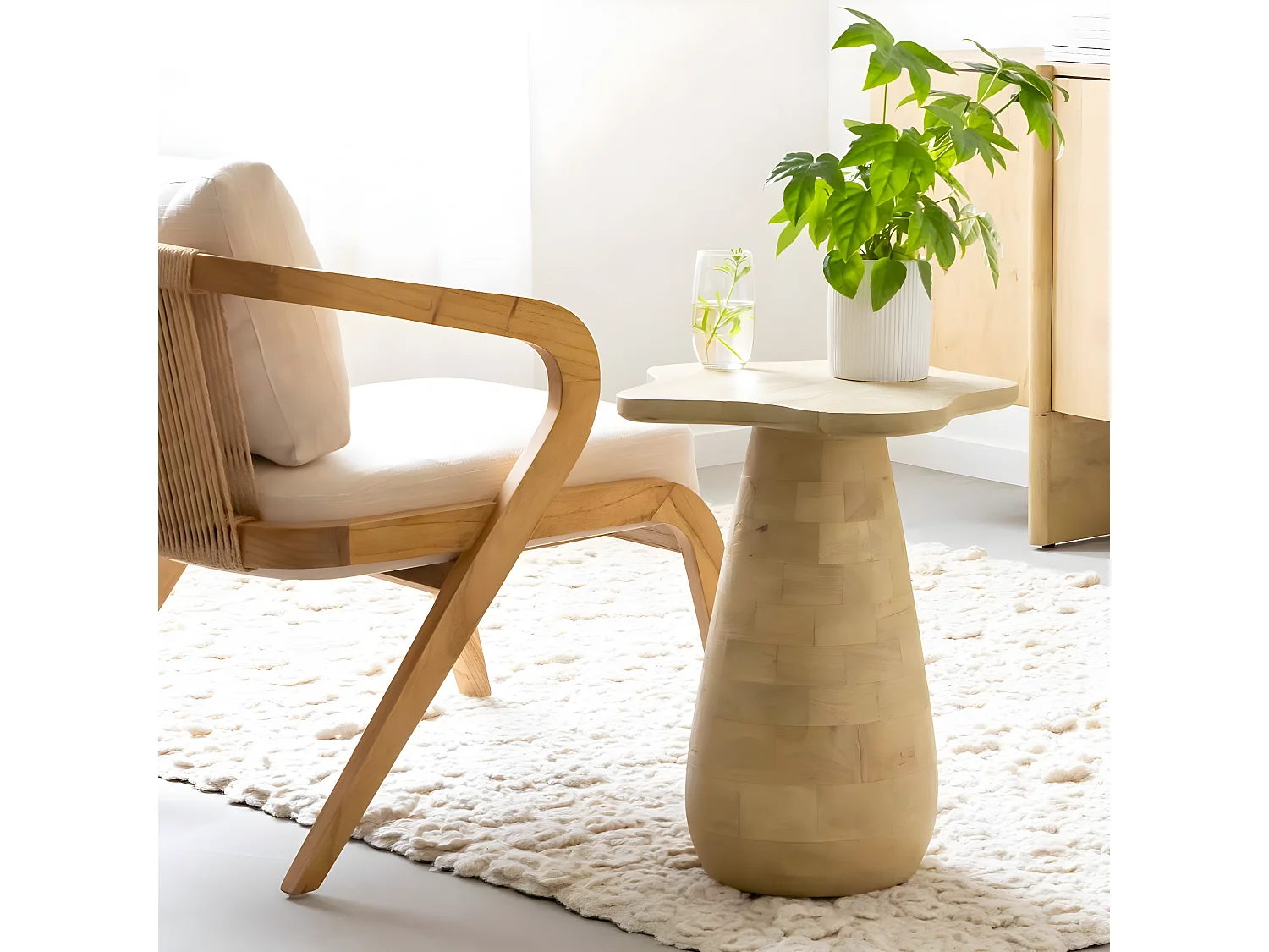 Mesa auxiliar de madera de mango Orion con bandeja en forma de flores