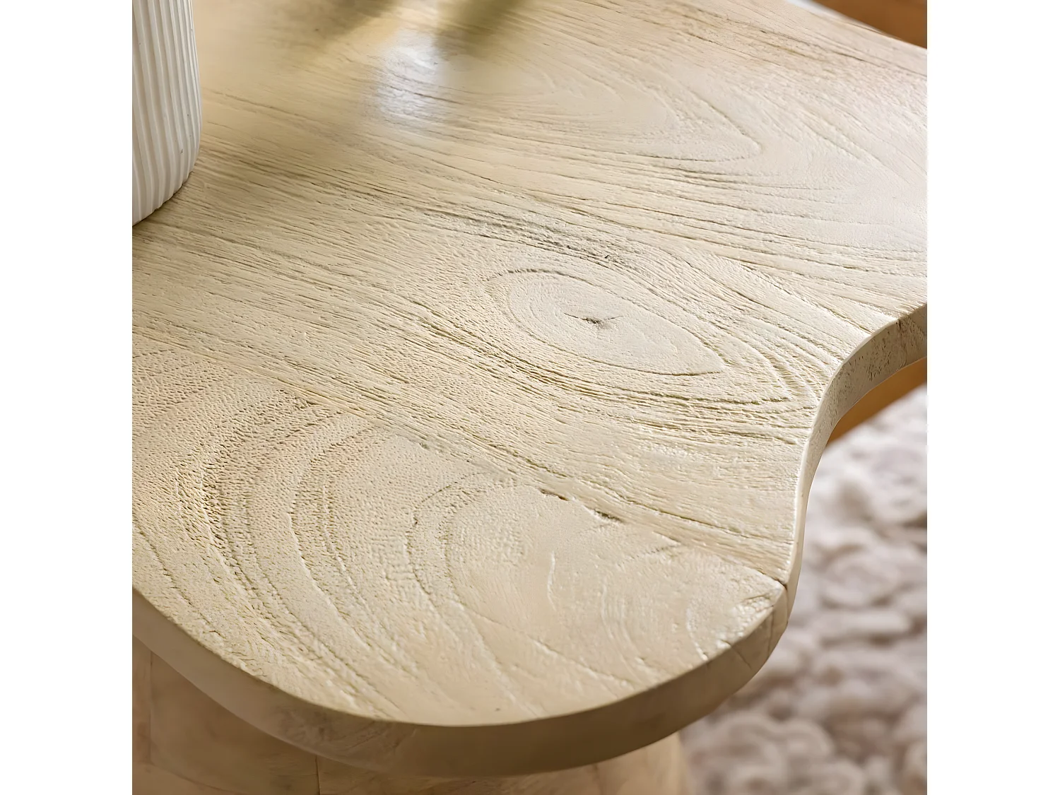 Mesa auxiliar de madera de mango Orion con bandeja en forma de flores