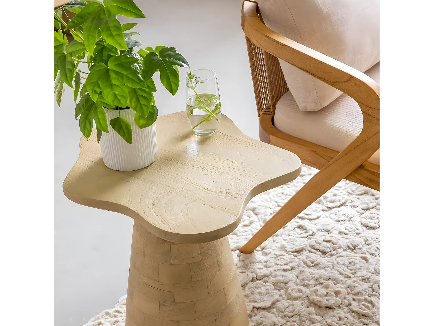 Mesa auxiliar de madera de mango Orion con bandeja en forma de flores