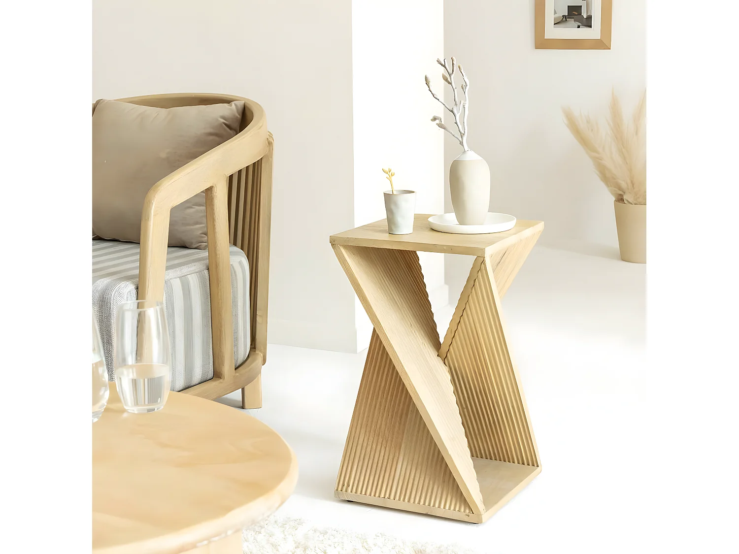 Mesa auxiliar de madera de mango Amara con forma de reloj de arena